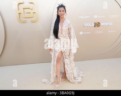 Leah Lewis kommt am Samstag, dem 10. Mai 2025, bei der Gold House 4. Jährlichen GOLD-GALA im Dorothy Chandler Pavilion Music Center in Los Angeles, CA. (Foto: Sthanlee B. Mirador/SIPA USA) Stockfoto