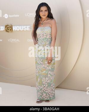 Mindy Kaling kommt am Samstag, den 10. Mai 2025, bei der Gold House 4. Jährlichen GOLD-GALA im Dorothy Chandler Pavilion Music Center in Los Angeles, CA. (Foto: Sthanlee B. Mirador/SIPA USA) Stockfoto