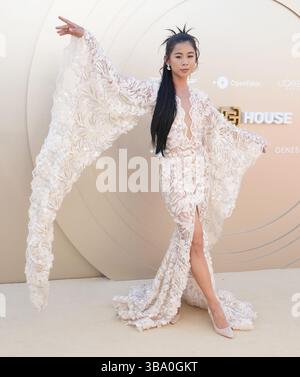 Leah Lewis kommt am Samstag, dem 10. Mai 2025, bei der Gold House 4. Jährlichen GOLD-GALA im Dorothy Chandler Pavilion Music Center in Los Angeles, CA. (Foto: Sthanlee B. Mirador/SIPA USA) Stockfoto