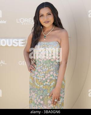 Mindy Kaling kommt am Samstag, den 10. Mai 2025, bei der Gold House 4. Jährlichen GOLD-GALA im Dorothy Chandler Pavilion Music Center in Los Angeles, CA. (Foto: Sthanlee B. Mirador/SIPA USA) Stockfoto