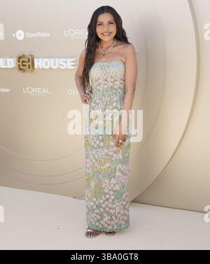 Los Angeles, USA. Mai 2025. Mindy Kaling kommt am Samstag, den 10. Mai 2025, bei der Gold House 4. Jährlichen GOLD-GALA im Dorothy Chandler Pavilion Music Center in Los Angeles, CA. (Foto: Sthanlee B. Mirador/SIPA USA) Credit: SIPA USA/Alamy Live News Stockfoto