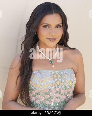 Los Angeles, USA. Mai 2025. Mindy Kaling kommt am Samstag, den 10. Mai 2025, bei der Gold House 4. Jährlichen GOLD-GALA im Dorothy Chandler Pavilion Music Center in Los Angeles, CA. (Foto: Sthanlee B. Mirador/SIPA USA) Credit: SIPA USA/Alamy Live News Stockfoto