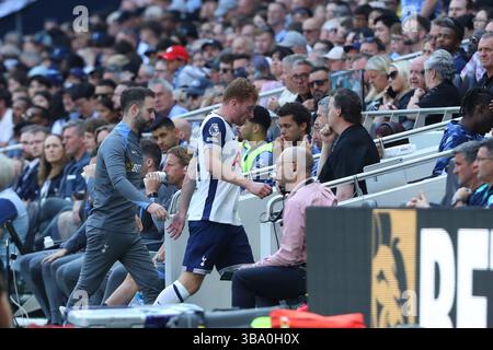 Tottenham Hotspur Stadium, London, Großbritannien. Mai 2025. Premier League Football, Tottenham Hotspur gegen Crystal Palace; der verletzte Dejan Kulusevski von Tottenham Hotspur geht gerade den Tunnel hinunter, nachdem er in der 19. Minute in Verletzten Credit: Action Plus Sports/Alamy Live News gestartet wurde Stockfoto