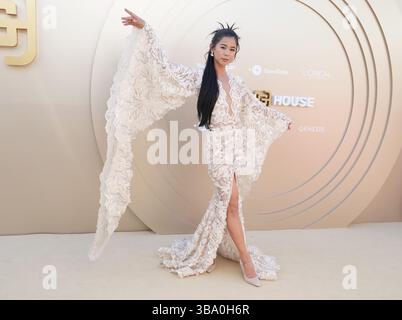 Los Angeles, USA. Mai 2025. Leah Lewis kommt am Samstag, dem 10. Mai 2025, bei der Gold House 4. Jährlichen GOLD-GALA im Dorothy Chandler Pavilion Music Center in Los Angeles, CA. (Foto: Sthanlee B. Mirador/SIPA USA) Credit: SIPA USA/Alamy Live News Stockfoto