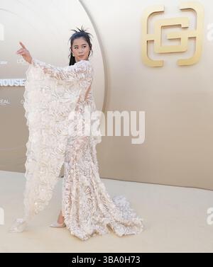 Los Angeles, USA. Mai 2025. Leah Lewis kommt am Samstag, dem 10. Mai 2025, bei der Gold House 4. Jährlichen GOLD-GALA im Dorothy Chandler Pavilion Music Center in Los Angeles, CA. (Foto: Sthanlee B. Mirador/SIPA USA) Credit: SIPA USA/Alamy Live News Stockfoto