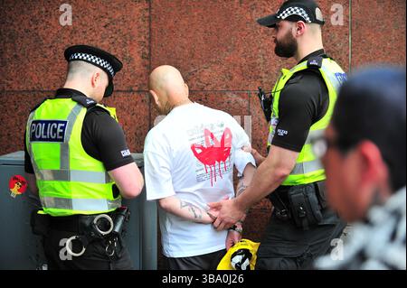 Glasgow, Großbritannien. 11. Mai 2025 - Ein Mann wird während des Protestes von der Polizei Schottland verhaftet. Demonstranten versammelten sich vor den Stufen in der Buchannan Street, um gegen rechtsextreme Gruppen zu protestieren, die Israel unterstützen. Quelle: Eastern Goodwin Media/Alamy Live News Stockfoto