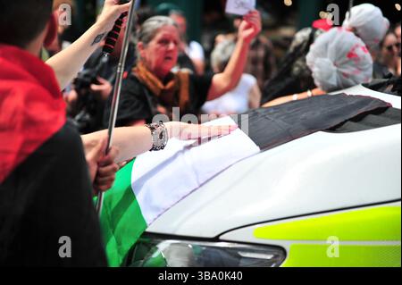 Glasgow, Großbritannien. 11. Mai 2025 - Ein Demonstrant wird gesehen, wie er hart auf die Vorderseite des Van knallt. Demonstranten versammelten sich vor den Stufen in der Buchannan Street, um gegen rechtsextreme Gruppen zu protestieren, die Israel unterstützen. Quelle: Eastern Goodwin Media/Alamy Live News Stockfoto