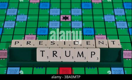 Ein Scrabble Brett wird benutzt, um die Worte Präsident Donald Trump zu buchstabieren Stockfoto