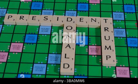 Ein Scrabble Brett wird benutzt, um die Worte Präsident Donald Trump zu buchstabieren Stockfoto