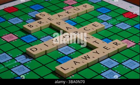 Das Konzept der Scheidung wird auf einem Scrabble-Brett mit den Worten Anwalt, Scheidung, Trennung und Trennung formuliert. Stockfoto