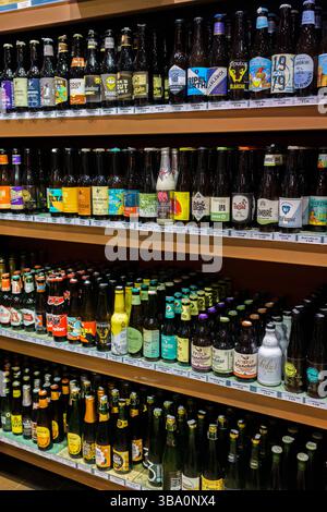 Brüssel, Belgien 21. März 2025 - ein Regal voller belgischer Biere im Bierladen de Biertempel. Stockfoto