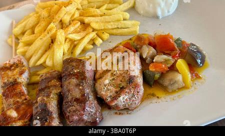 Platte mit Pommes und Fleisch Stockfoto