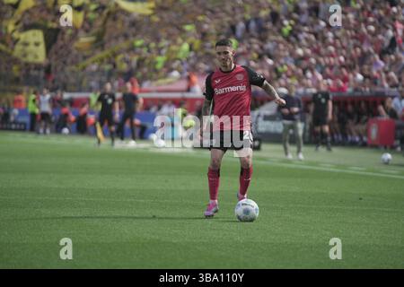 Leverkusen, Deutschland, 11. Mai 2025, Bundesliga, Bayer 04 Leverkusen vs Borussia Dortmund am 11. Mai 2025, BayArena, Leverkusen, Deutschland, Alejandro Grimaldo dribbelt mit dem Ball Credit: pacho4k, Foot Bowl/Alamy Live News Stockfoto