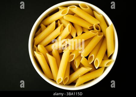 London UK, 11. Mai 2025, eine Schüssel mit ungekochten italienischen Penne Pasta Stockfoto