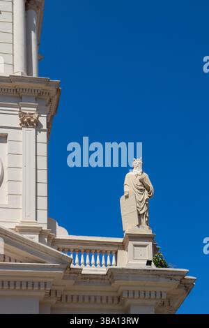 Skulpturendetail des Heiligen Paulus an der Fassade der Kirche unserer Lieben Frau von Barmherzigkeit, Corrientes, Argentinien. Ein genauer Blick auf die religiöse Geschichte und die sakrale Kunst Stockfoto