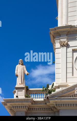 Skulpturendetail des heiligen Peter an der Fassade der Kirche unserer Lieben Frau von Barmherzigkeit, Corrientes, Argentinien. Ein Zeugnis des religiösen Vermächtnisses und künstlerischen Ursprungs Stockfoto