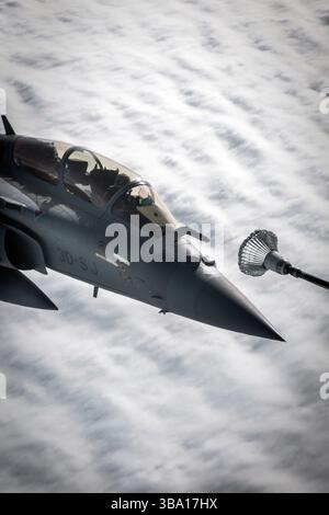 Ein Rafale-Kampfflugzeug der französischen Luft- und Raumfahrtwaffe bereitet sich darauf vor, während der Übung Ramstein Flag 25 Treibstoff aufzunehmen. Stockfoto