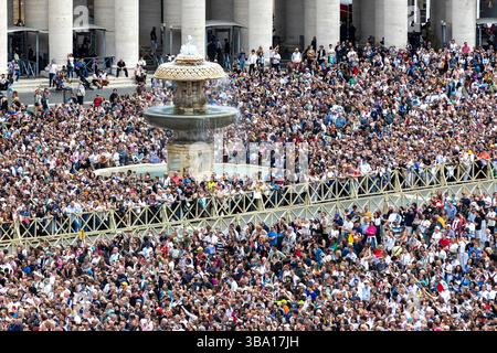 Leo XIV. Zum neuen Papst gewählt die Gläubigen nehmen am 11. Mai 2025 in der Vatikanstadt am Sonntag am Gebet Regina Caeli Teil, das vom neu gewählten Papst Leo XIV. Gegeben wurde. Während seines Segens forderte Leo XIV. Das Ende der Konflikte in der Ukraine, im Nahen Osten und in Asien. Am 8. Mai wählte ein Konklave von 133 Kardinälen Robert Francis Prevost, Leon XIV. Zum neuen Papst 267. Vatikanstadt Vatikanstadt Heiliger Stuhl Copyright: XMatrixxImagesx/xAndrexPainx Stockfoto