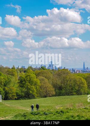 Spaziergang auf Hampstead Heath, Kenwood Aussichtspunkt, mit Blick auf die City of London, Camden, London, England, Großbritannien, GB Stockfoto