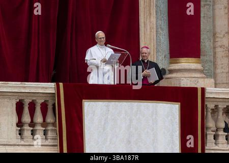 Leo XIV. Wählte den neuen Papst Leo XIV. Während eines Regina-Caeli-Gebets am Sonntag, den der neu gewählte Papst Leo XIV. Am 11. Mai 2025 in Vatikanstadt gegeben hatte. Während seines Segens forderte Leo XIV. Das Ende der Konflikte in der Ukraine, im Nahen Osten und in Asien. Am 8. Mai wählte ein Konklave von 133 Kardinälen Robert Francis Prevost, Leon XIV. Zum neuen Papst 267. Vatikanstadt Vatikanstadt Heiliger Stuhl Copyright: XMatrixxImagesx/xAndrexPainx Stockfoto