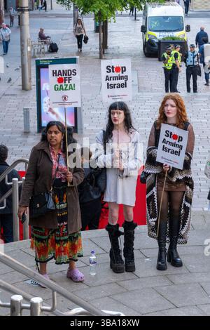 Glasgow, Schottland, Großbritannien. Mai 2025. Pro-palästinensische Demonstranten versammeln sich vor der Königlichen Konzerthalle, um gegen ein Treffen der „Freunde Israels in Glasgow“ im Inneren zu protestieren. Im Verlauf des Protestes wurde ein Organisator verhaftet und die Spannungen zwischen Polizei und Demonstranten verschärft, bevor er schließlich enthaftet und freigelassen wurde. Richard Gass/Alamy Live News Stockfoto