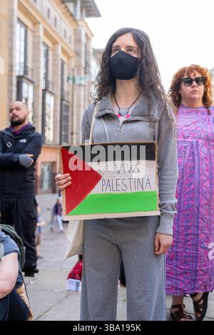 Glasgow, Schottland, Großbritannien. Mai 2025. Pro-palästinensische Demonstranten versammeln sich vor der Königlichen Konzerthalle, um gegen ein Treffen der „Freunde Israels in Glasgow“ im Inneren zu protestieren. Im Verlauf des Protestes wurde ein Organisator verhaftet und die Spannungen zwischen Polizei und Demonstranten verschärft, bevor er schließlich enthaftet und freigelassen wurde. Richard Gass/Alamy Live News Stockfoto