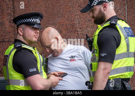 Glasgow, Schottland, Großbritannien. Mai 2025. Pro-palästinensische Demonstranten versammeln sich vor der Königlichen Konzerthalle, um gegen ein Treffen der „Freunde Israels in Glasgow“ im Inneren zu protestieren. Im Verlauf des Protestes wurde ein Organisator verhaftet und die Spannungen zwischen Polizei und Demonstranten verschärft, bevor er schließlich enthaftet und freigelassen wurde. Richard Gass/Alamy Live News Stockfoto