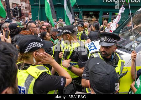 Glasgow, Schottland, Großbritannien. Mai 2025. Pro-palästinensische Demonstranten versammeln sich vor der Königlichen Konzerthalle, um gegen ein Treffen der „Freunde Israels in Glasgow“ im Inneren zu protestieren. Im Verlauf des Protestes wurde ein Organisator verhaftet und die Spannungen zwischen Polizei und Demonstranten verschärft, bevor er schließlich enthaftet und freigelassen wurde. Richard Gass/Alamy Live News Stockfoto