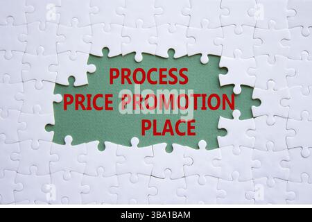 Symbol „Preis Promotion“ verarbeiten. Weißes Puzzle mit den Worten Process Price Promotion Place. Wunderschöner graugrüner Hintergrund. Geschäftskonzept. Kopie s Stockfoto