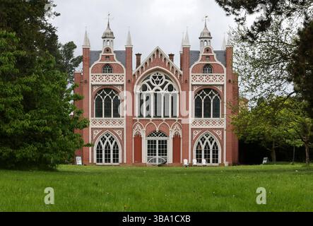 04.05.2025 Sachsen Anhalt Sachsen-Anhalt Wörlitzer Park Gotisches Haus der Wörlitzer Park, auch Wörlitzer Anlagen , ist ein Landschaftsgarten in Wörlitz im Landkreis Wittenberg, und gehört zum Weltkulturerbe *** 04 05 2025 Sachsen Anhalt Wörlitzer Park Gotisches Haus Wörlitzer Park, auch Wörlitzer Gärten genannt, ist ein Landschaftsgarten in Wörlitz im Landkreis Wittenberg und gehört zum Weltkulturerbe Stockfoto