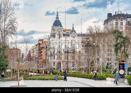 Madrid, Spanien - 10. März 2025: Fassade eines historischen Architekturgebäudes an der Plaza de Espana. Stockfoto