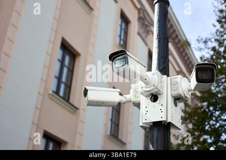 Straßenüberwachungskameras auf dem Pol. Multifunktionale Kameras – Radargeräte zur Überwachung von Straßen und Straßen in Städten. Stadtschutz. Sicherheit. Intelligente Stadt. Stockfoto