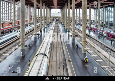 Madrid, Spanien - 10. März 2025: Blick von oben mit dem Bahnhof Atocha. Hochgeschwindigkeitszüge und Passagiere mit Gepäck Stockfoto