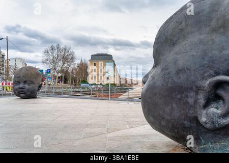 Madrid, Spanien - 10. März 2025: Gigantische Baby Head Skulpturen von Antonio López auf der Atocha Station Plaza Stockfoto