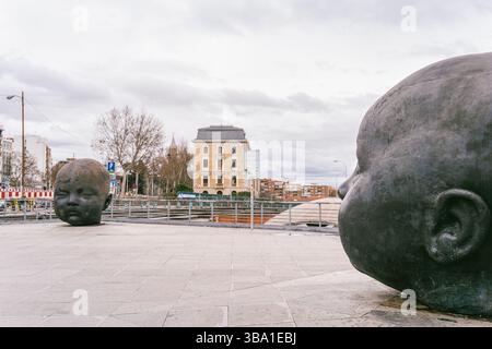 Madrid, Spanien - 10. März 2025: Gigantische Baby Head Skulpturen von Antonio López auf der Atocha Station Plaza Stockfoto