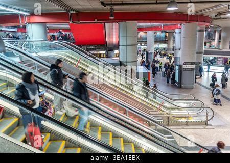 Madrid, Spanien - 10. März 2025: Passagiere auf Rolltreppen am Bahnhof Atocha Stockfoto