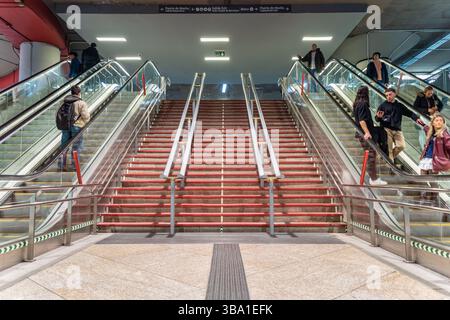Madrid, Spanien - 10. März 2025: Menschen auf der Rolltreppe am Bahnhof Atocha Stockfoto