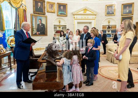 Präsident Donald Trump nimmt an der Vereidigung des Botschafters in Großbritannien, Warren Stephens, am Mittwoch, den 30. April 2025, im Oval Office Teil. Stockfoto