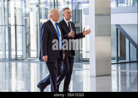 NATO-Generalsekretär Jens Stoltenberg begrüßt US-Präsident Donald Trump im neuen NATO-Hauptquartier Stockfoto