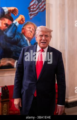 Präsident Donald Trump nimmt am Mittwoch, den 16. April 2025, im Blauen Raum des Weißen Hauses an einem Ostergebet und Abendessen Teil. Stockfoto