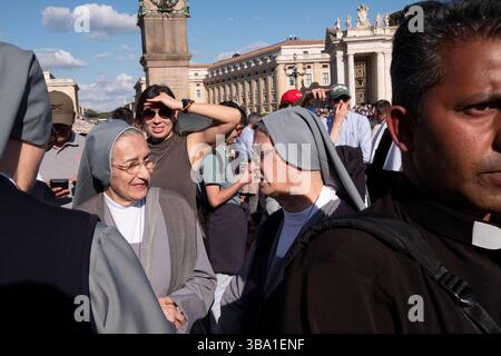 Die Menge feiert, nachdem weißer Rauch aus der Sixtinischen Kapelle auftauchte, der bestätigt, dass das Konklave nach dem Tod von Papst Franziskus einen neuen Papst gewählt hatte, Papst Leo XIV.. Stockfoto