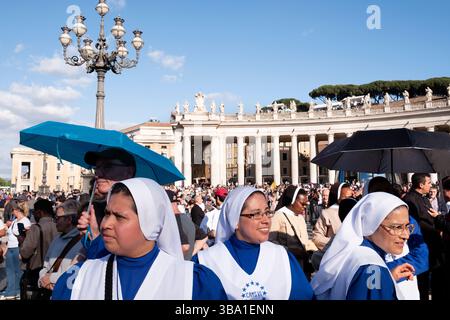 Die Menge feiert, nachdem weißer Rauch aus der Sixtinischen Kapelle auftauchte, der bestätigt, dass das Konklave nach dem Tod von Papst Franziskus einen neuen Papst gewählt hatte, Papst Leo XIV.. Stockfoto