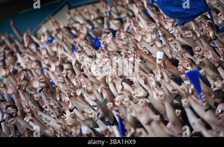 Genk, Belgien. Mai 2025. Genks Fans wurden während eines Fußballspiels zwischen dem KRC Genk und dem Club Brugge am Sonntag, den 11. Mai 2025 in Genk, am 8. Tag (von 10) der Play-offs der Champions der ersten Liga der Jupiler Pro League 2024-2025 in der belgischen Meisterschaft gezeigt. BELGA PHOTO VIRGINIE LEFOUR Credit: Belga News Agency/Alamy Live News Stockfoto