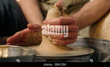 Hände des nicht erkennbaren Mannes Meister Handwerker Töpfer Formgebung neue Ton Produkt Arbeit Prozess männliche Kleinunternehmer Handwerker Modellierung nass Stockfoto