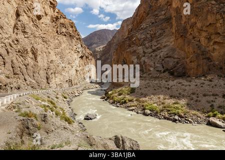 Der Fluss Fandarya fließt durch die felsige Schlucht in Tadschikistan Stockfoto
