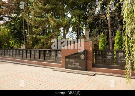 Russland, Pjatigorsk-12. september 2024: Gasse der Helden von Pjatigorsk auf dem Leninplatz. Die Inschrift auf Russisch besagt, dass deine Leistung unsterblich ist Stockfoto