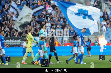 Genk, Belgien. Mai 2025. Genks Spieler wurden am Sonntag, den 11. Mai 2025 in Genk zu Beginn eines Fußballspiels zwischen KRC Genk und Club Brugge am 8. Tag (von 10) der Play-offs der Champions der ersten Liga der Jupiler Pro League 2024-2025 in der belgischen Meisterschaft gezeigt. BELGA PHOTO VIRGINIE LEFOUR Credit: Belga News Agency/Alamy Live News Stockfoto