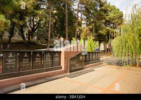 Russland, Pjatigorsk-12. september 2024: Gedenkgasse der Helden von Pjatigorsk auf dem Leninplatz. Die Inschrift auf Russisch besagt, dass deine Leistung unsterblich ist Stockfoto
