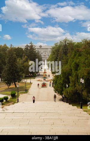 Russland, Pjatigorsk-12. september 2024: Die Lenin-Alley führte zur Stadtverwaltung. Ein sonniger Tag im Frühherbst Stockfoto
