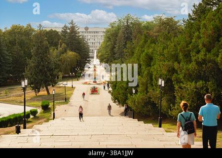 Russland, Pjatigorsk-12. september 2024: Leninplatz, der zur Stadtverwaltung führt. Ein sonniger Tag im Frühherbst Stockfoto